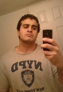 El atacante, identificado como Omar Siddique Mateen, era un ciudadano estadounidense de padres afganos.