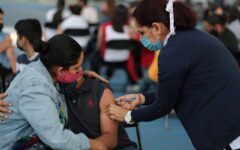 Inicia vacunación de menores de 5 a 11 años en México