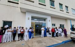 Protesta en el Costamed; realizan empleados paro pacífico frente al nosocomio por irrisorio sueldo y prestaciones
