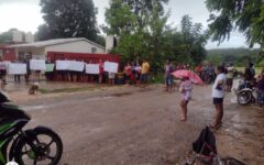 Protestan  padres por falta de maestros