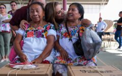 Mujeres artesanas reciben apoyos de Mara Lezama para impulsar su arte