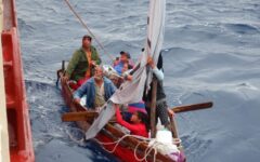 Rescata la Marina a un grupo de balseros; las personas auxiliadas son todas cubanas