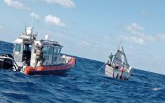 Rescata marina a siete personas extranjeras