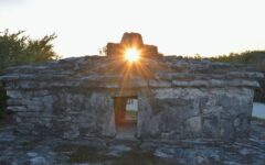 Las familias de Cozumel observaron la alineación del sol con el vestigio maya “El Caracol”