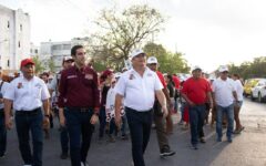 Rubén Carrillo y Gino Segura escuchan a tianguistas de Cancún
