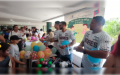 Peloteros de los Tigres festejan el día del niño en hospital del IMSS en Cancún