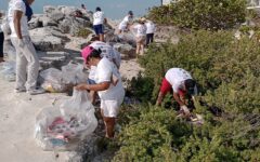 Limpian las playas de Cancún  