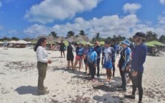 Estudiantes de la UADY visitan Punta Sur para conocer la riqueza medio ambiental de la Isla